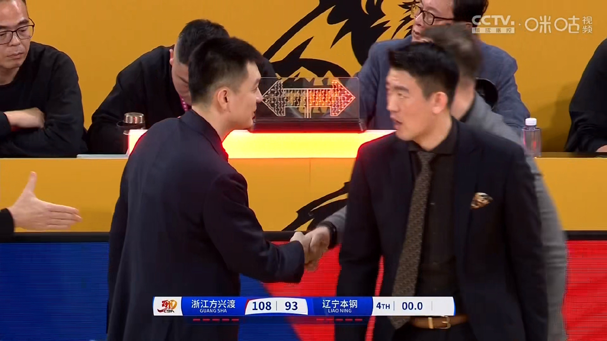 球迷为新赛季CBA比赛的视频直播翘首以待