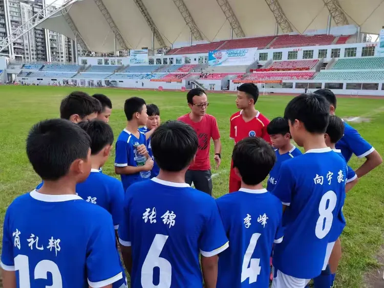 华体会网站-四川队主教练精心部署，指导队员全力拼搏