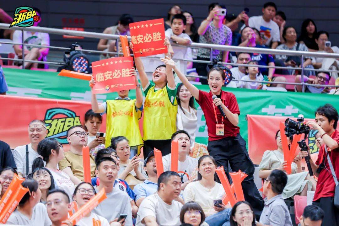 球员在赛场上拼搏争取胜利激发全场热情
