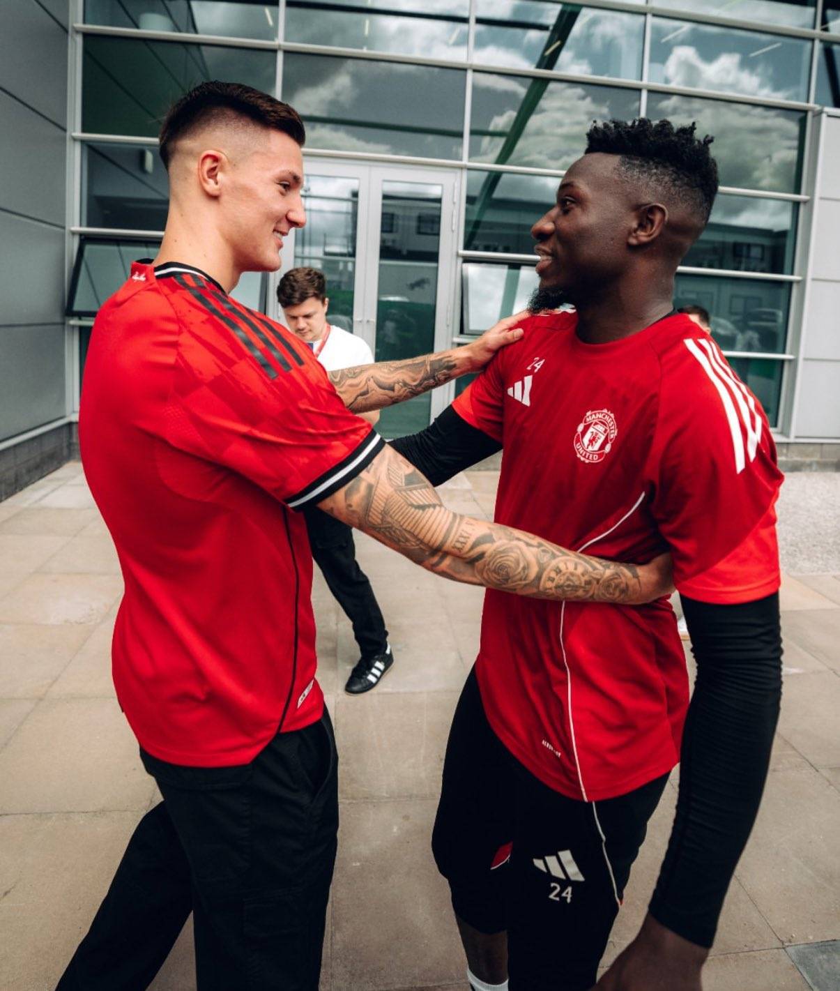 曼联期待在对阵伊斯坦布尔巴萨克谢希尔的比赛中取胜的简单介绍