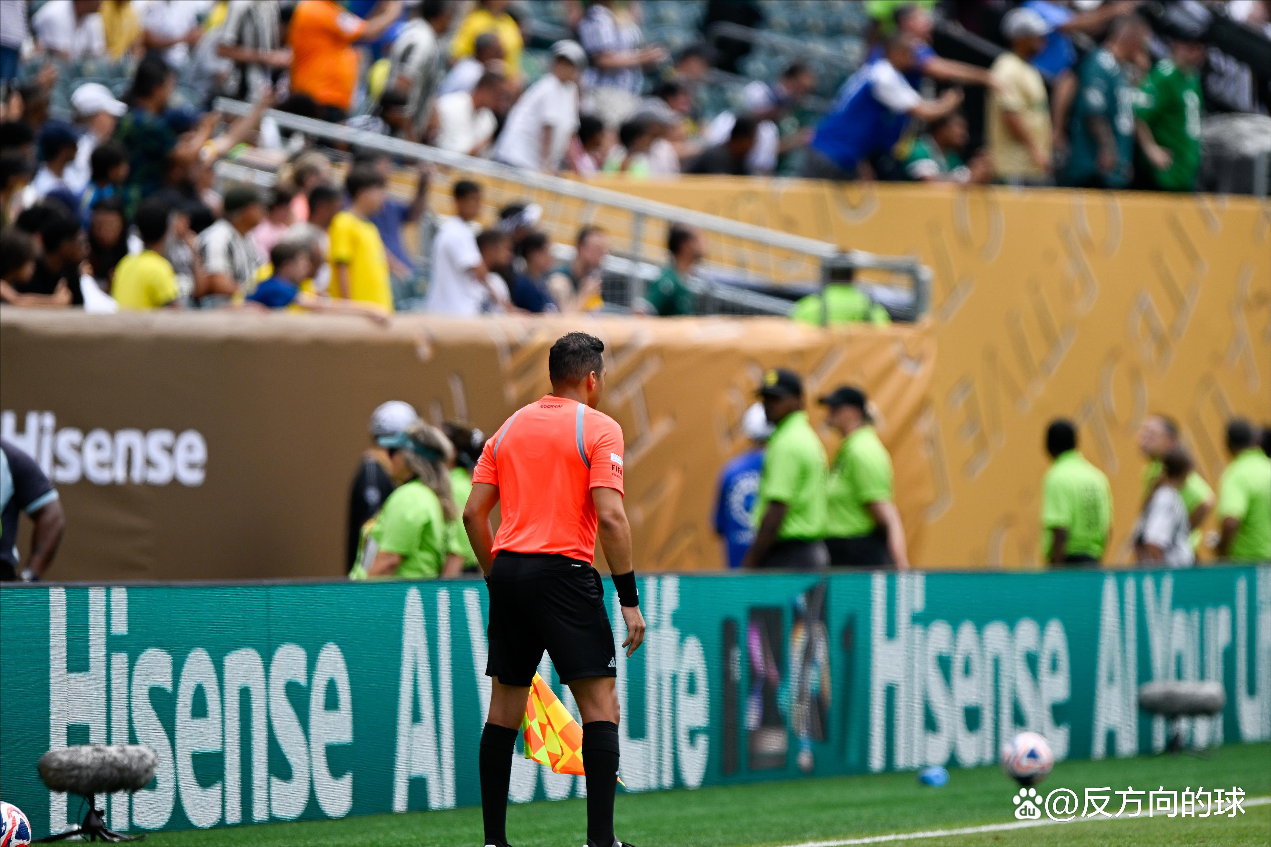 华体会官网-包含惊险！一场绝对精彩的足球赛事震撼球迷的词条