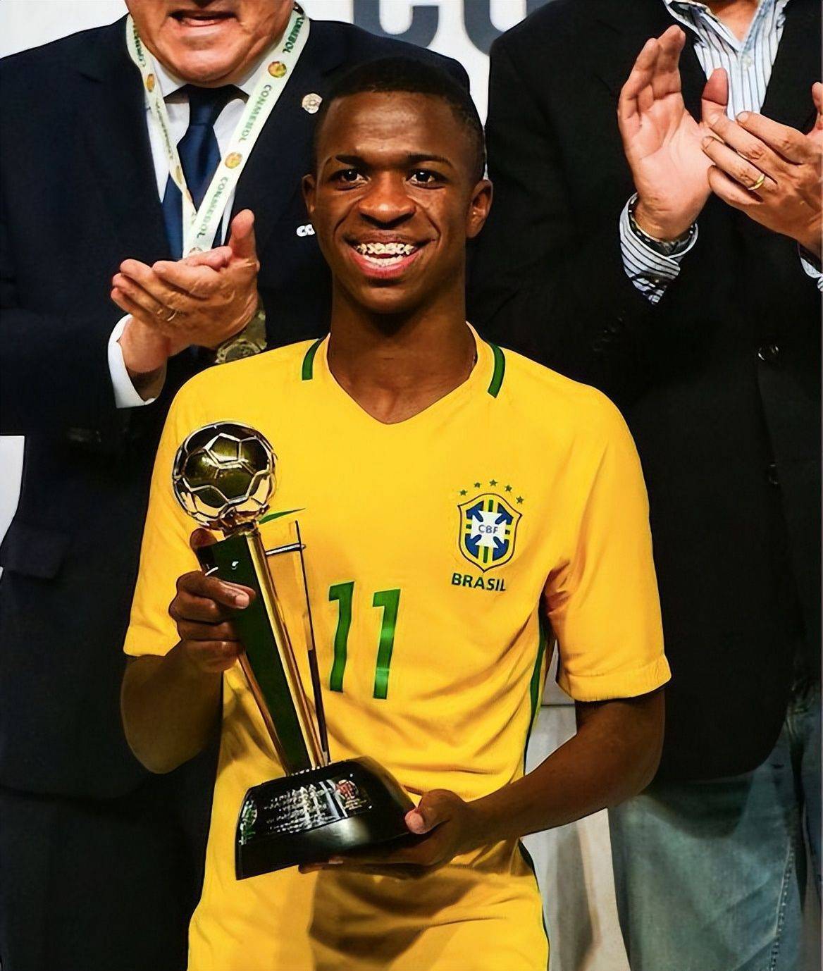 华体会网页版入口-足球界明星球员赛季表现亮眼,成为焦点的简单介绍