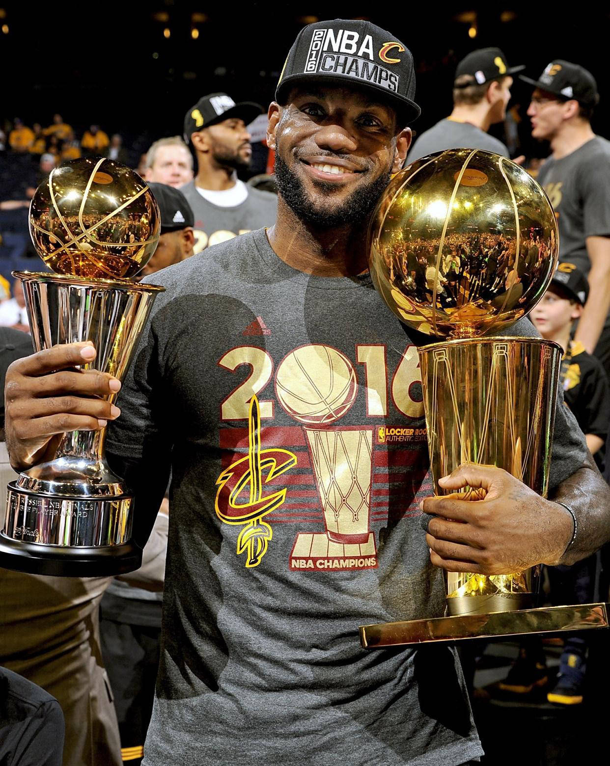 詹姆斯赞扬队友表现，力保湖人不败记录的简单介绍