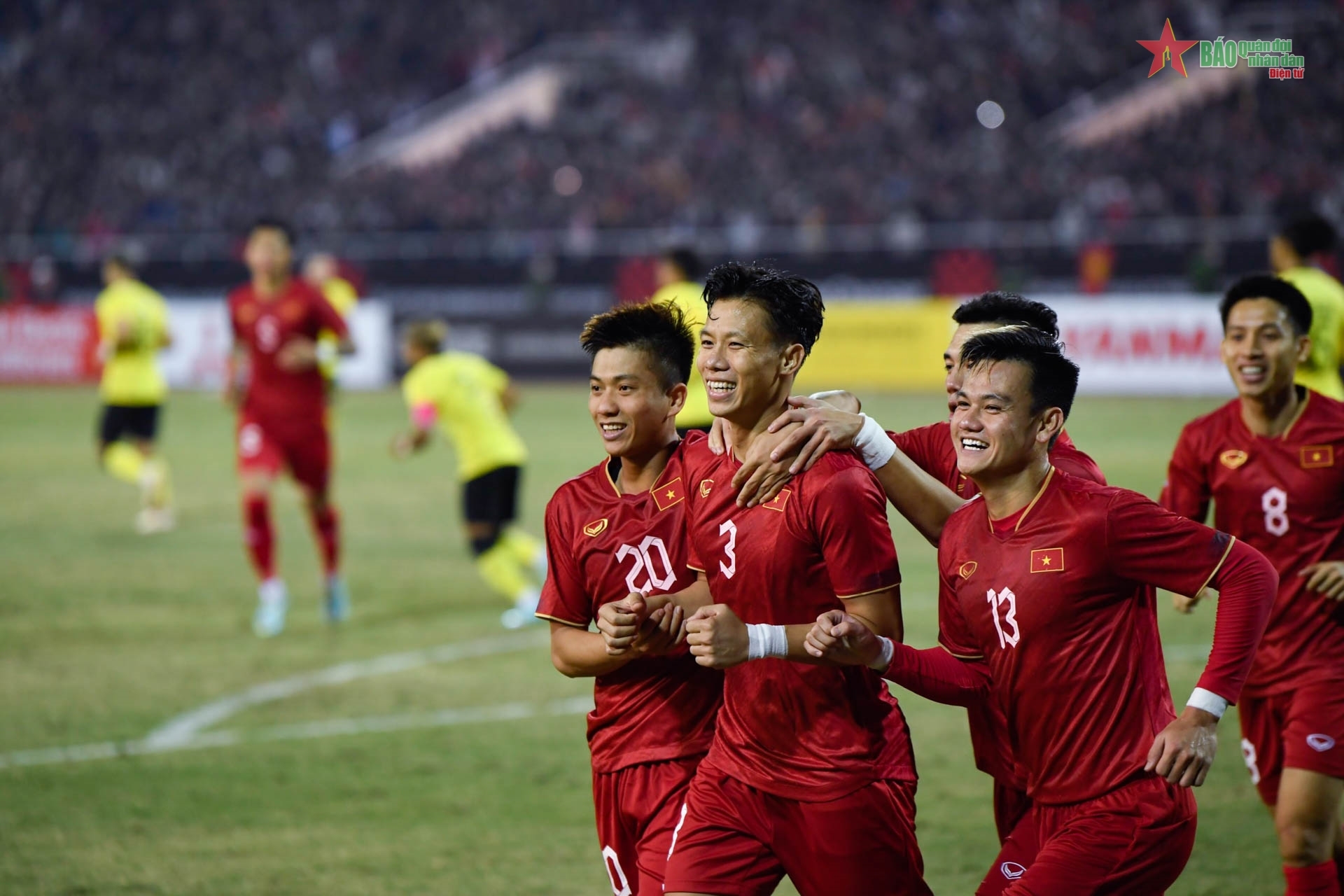 包含东南亚足球杯:泰国队力克越南晋级总决赛的词条