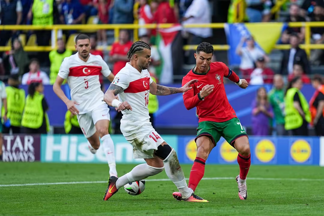 包含欧洲国家杯角逐燃情上演,球员拼尽全力赢得胜利的词条 包含欧洲国家杯角逐燃情上演,球员拼尽全力赢得胜利的词条