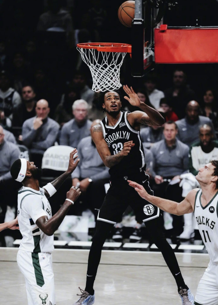 雄鹿客场大胜篮网，豪取五连胜