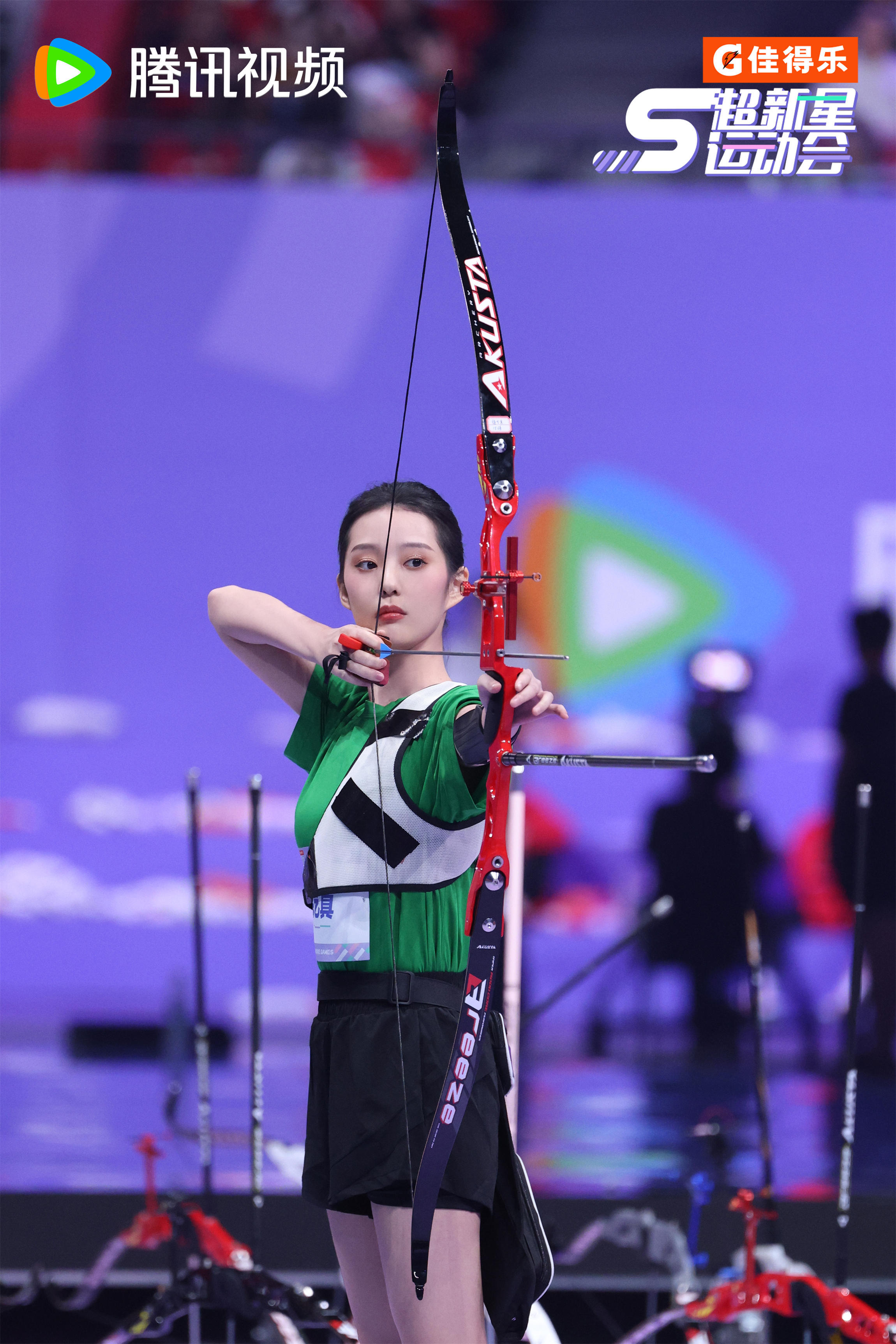 射箭选手千钧一发，精准射击让人惊叹