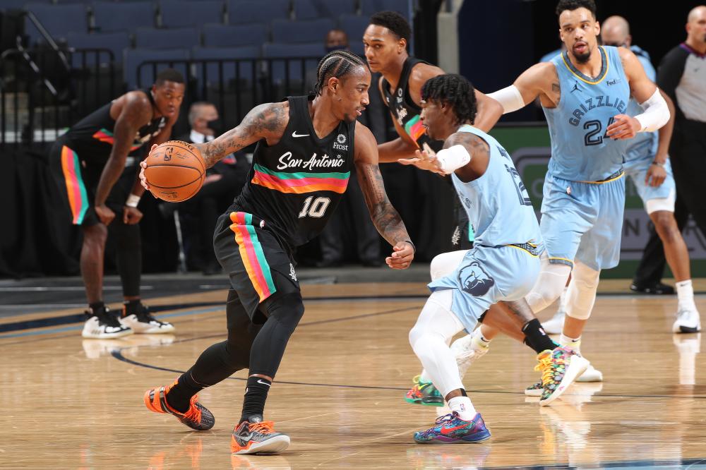 包含马刺擒灰熊,德罗赞爆发砍下30+得分的词条 包含马刺擒灰熊,德罗赞爆发砍下30+得分的词条