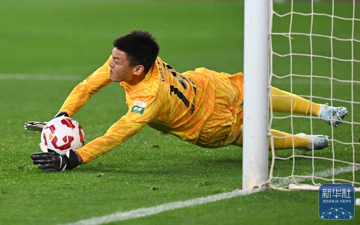 运动比赛中黄绿队展现出色表现，斩获胜利