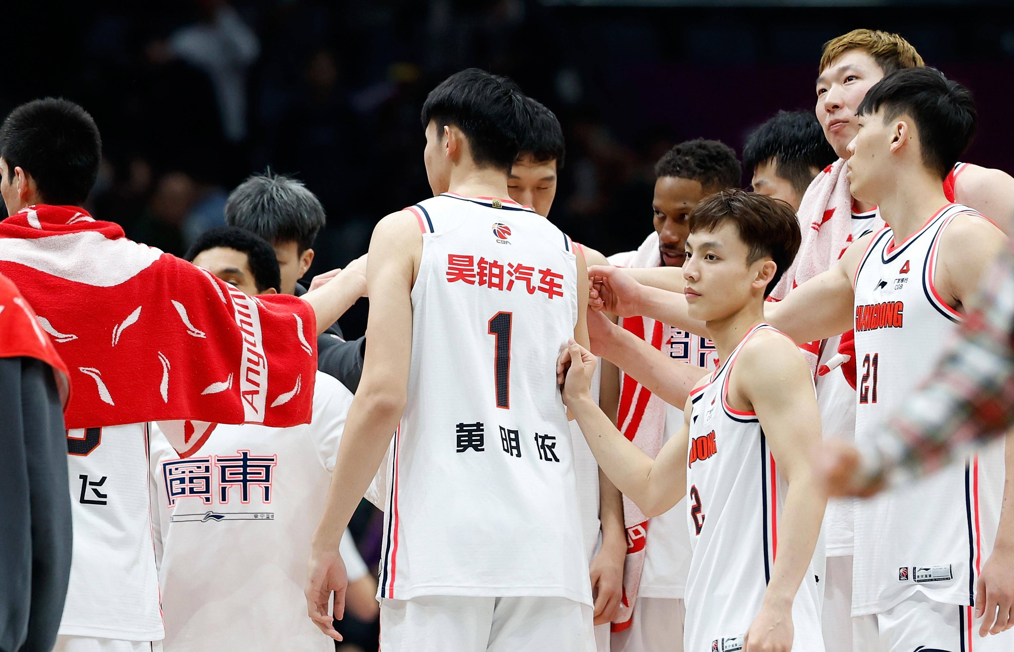 广东男篮在联赛中展现出强大的实力 广东男篮在联赛中展现出强大的实力